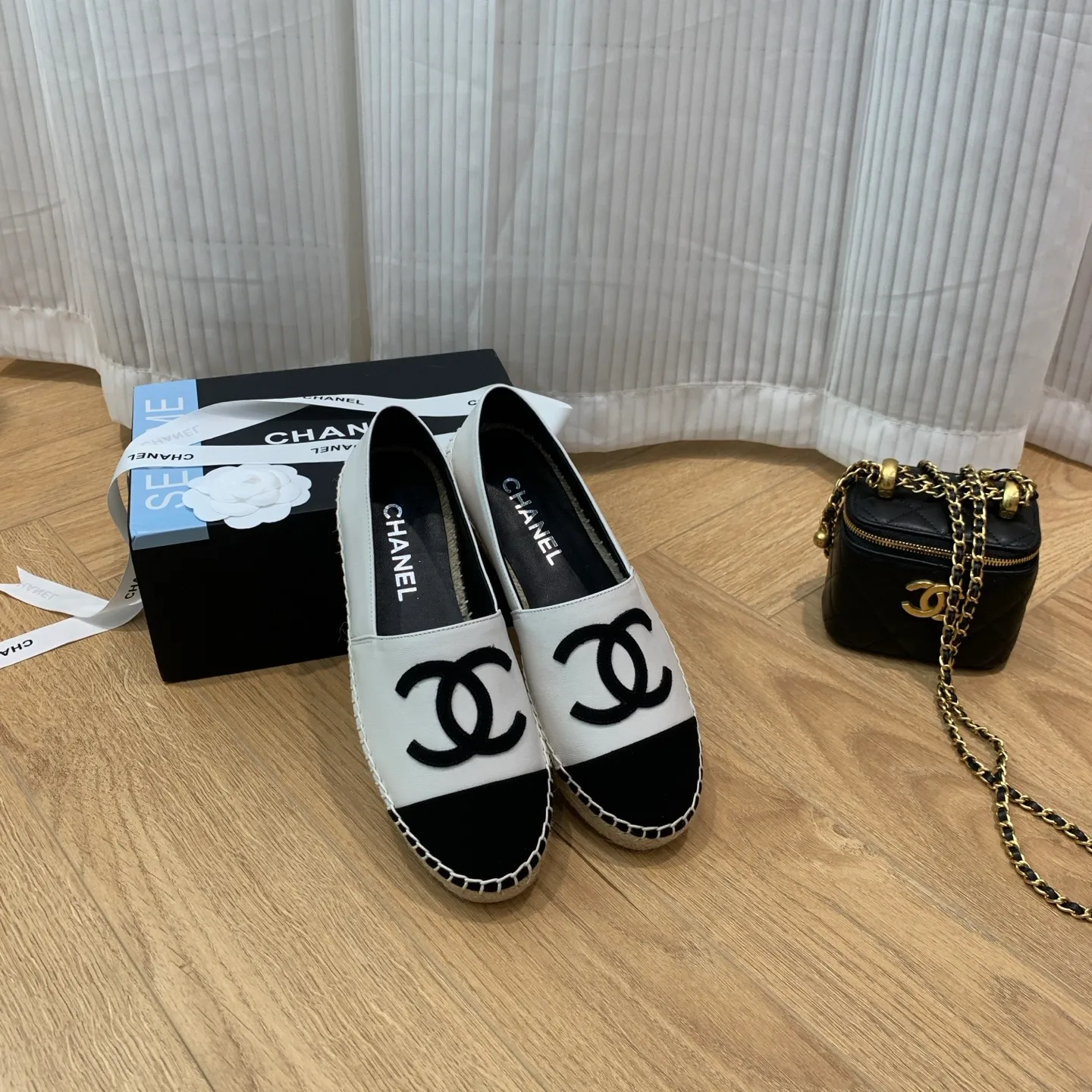 👟👟Ex-factory price 440👟👟 👑New colors are coming ✌️New version of Chanel fisherman shoes is coming❗️Delivered in a full set of top-notch packaging. The quality of my fisherman shoes has not been introduced much, everyone who has had them knows it! The original customized upper, and my outsole is the original translucent outsole, the opaque outsole is the wrong version, full set of authentic packaging ❗️ size: 35-40, running price